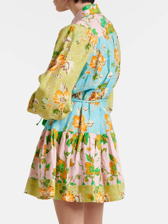 Prachtige mini-jurk in overhemdstijl met veelkleurige bloemen en patchworkprint