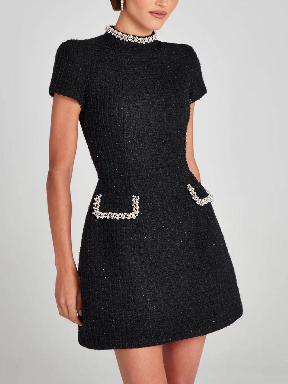 Prachtige en speelse mini-jurk met parelafwerking en zak