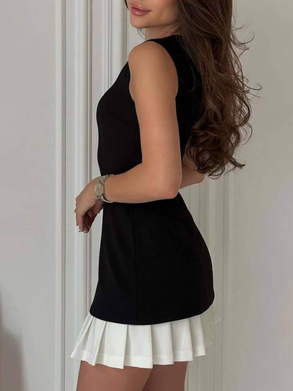 Elegante tweekleurige mouwloze geplooide mini-jurk met split