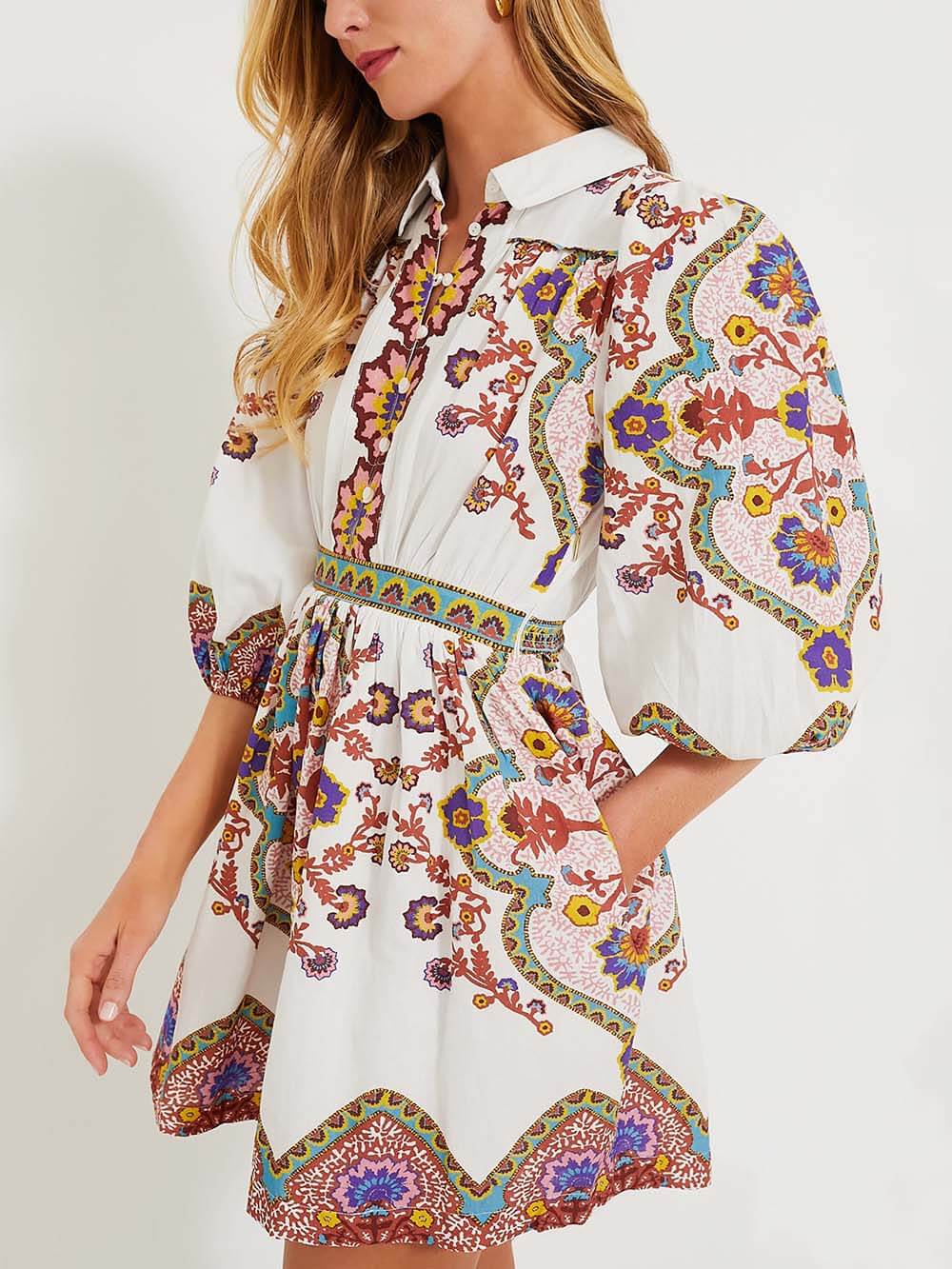 Unieke mini-jurk met pofmouwen en pofmouwen