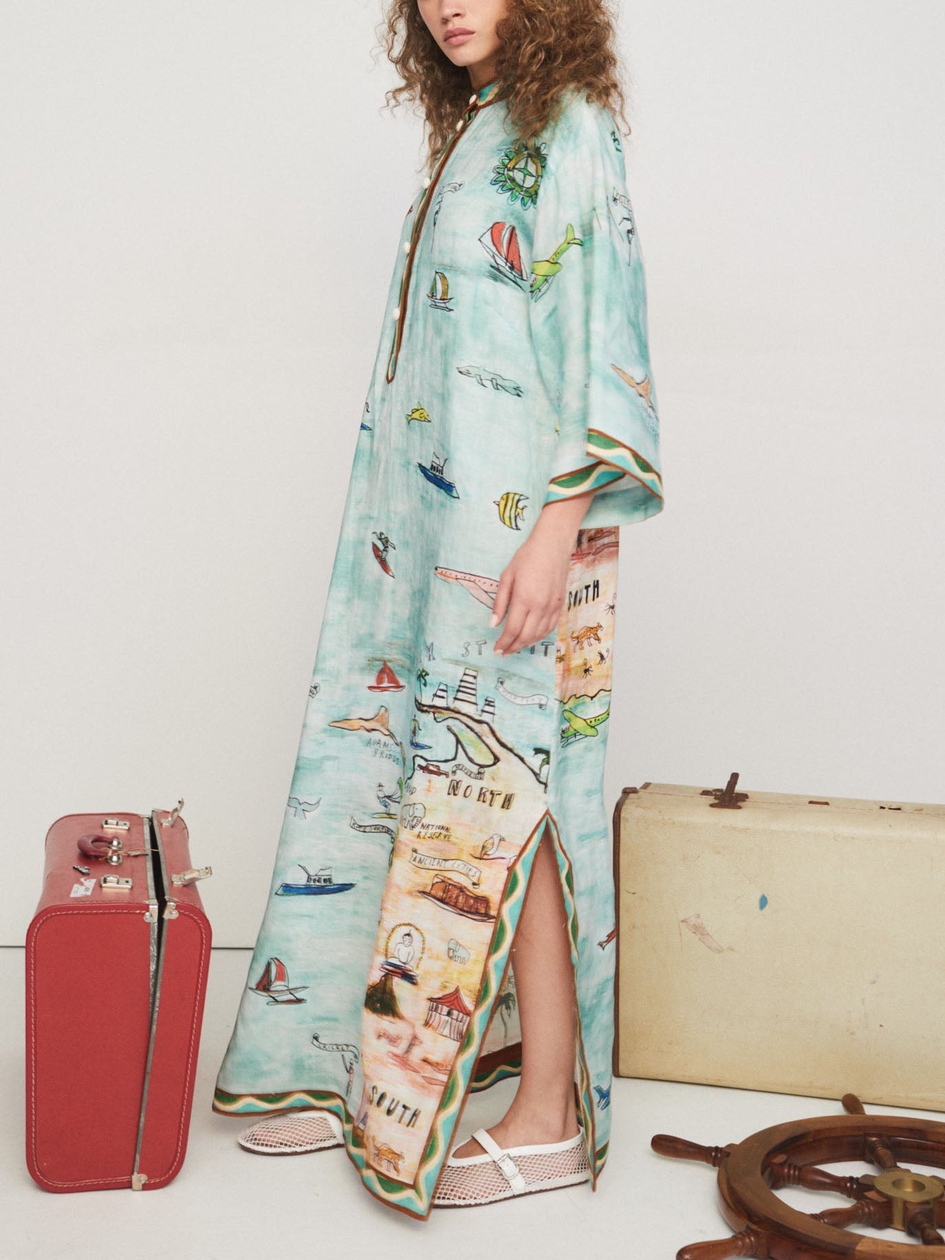 Moderne satijnen kunst eiland print split maxi jurk