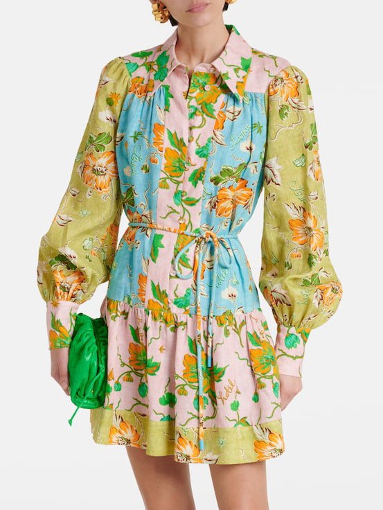 Prachtige mini-jurk in overhemdstijl met veelkleurige bloemen en patchworkprint