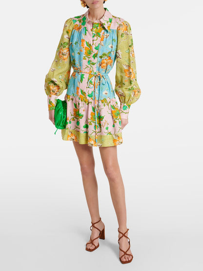 Prachtige mini-jurk in overhemdstijl met veelkleurige bloemen en patchworkprint