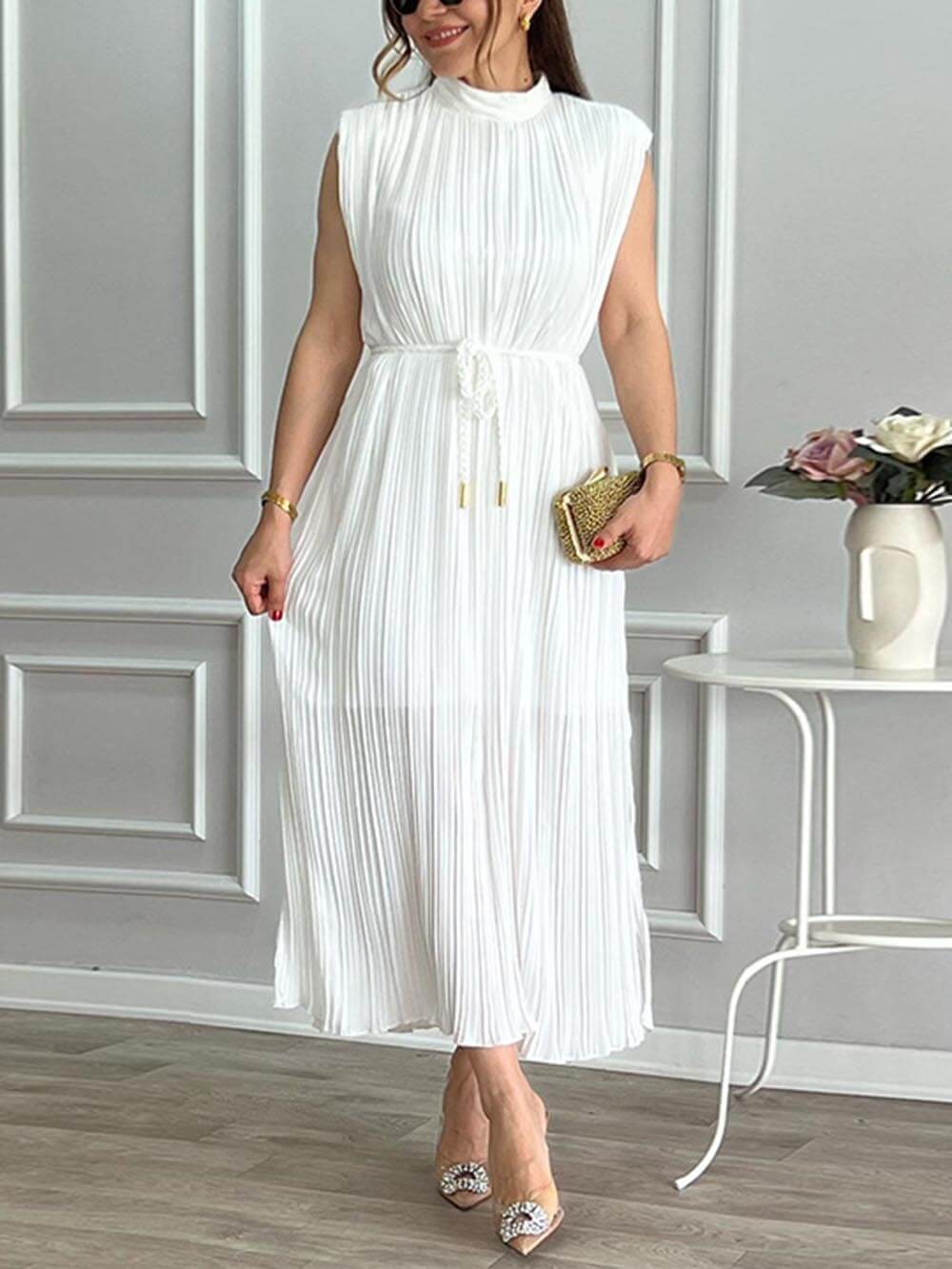 Elegante midi-jurk met geplooide halfhoge kraag en stropdas