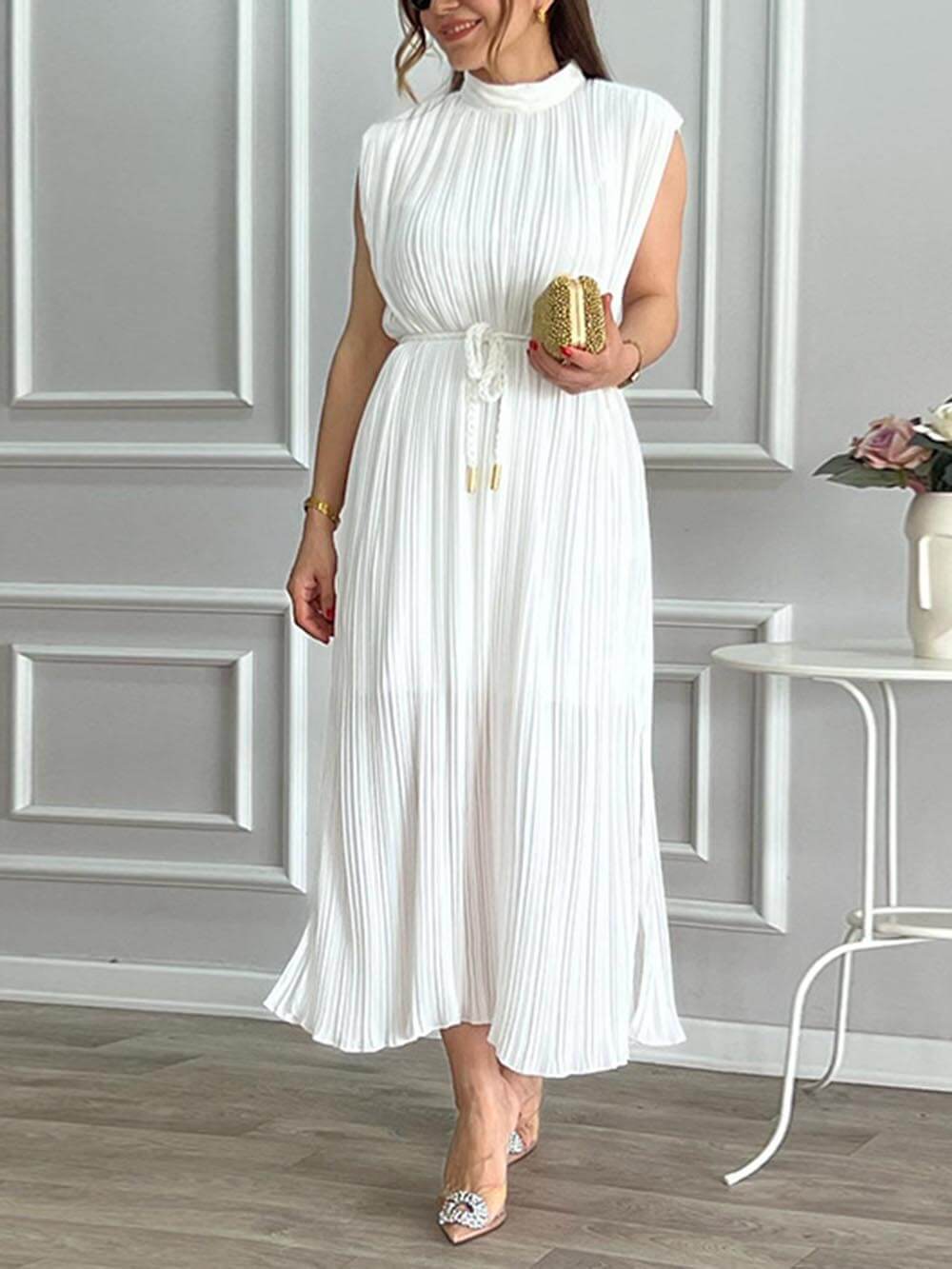 Elegante midi-jurk met geplooide halfhoge kraag en stropdas