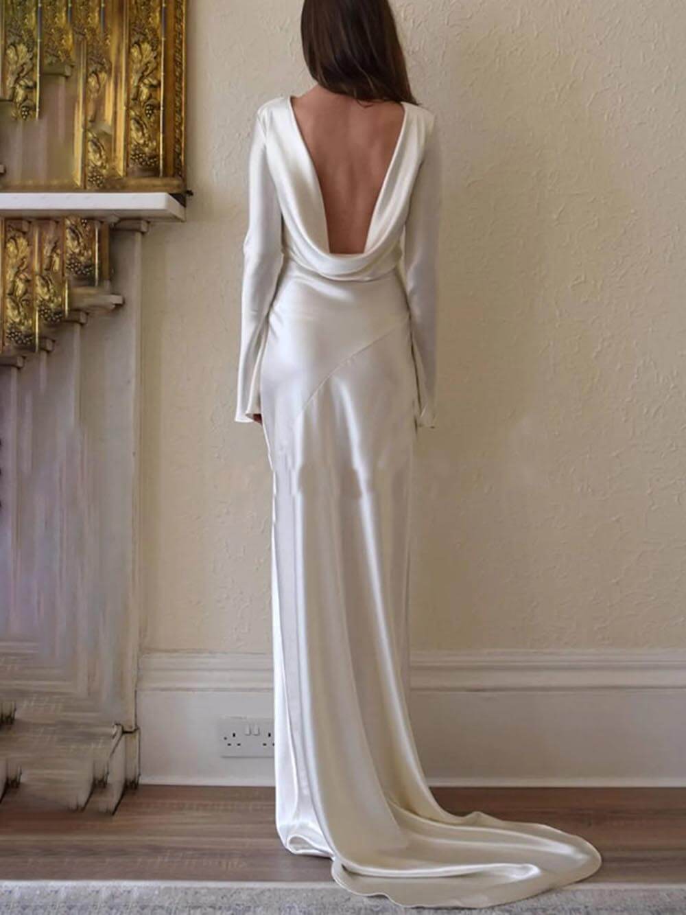 Elegante en prachtige satijnen maxi-jurk zonder rug en ronde hals