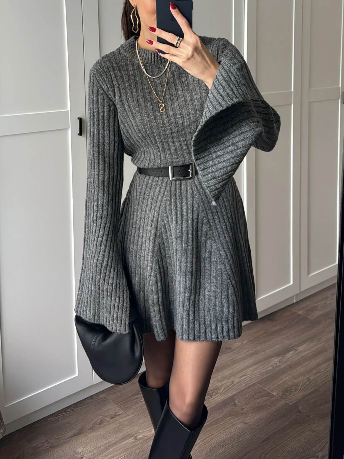 Klassieke grijze mini-sweaterjurk met klokmouwen