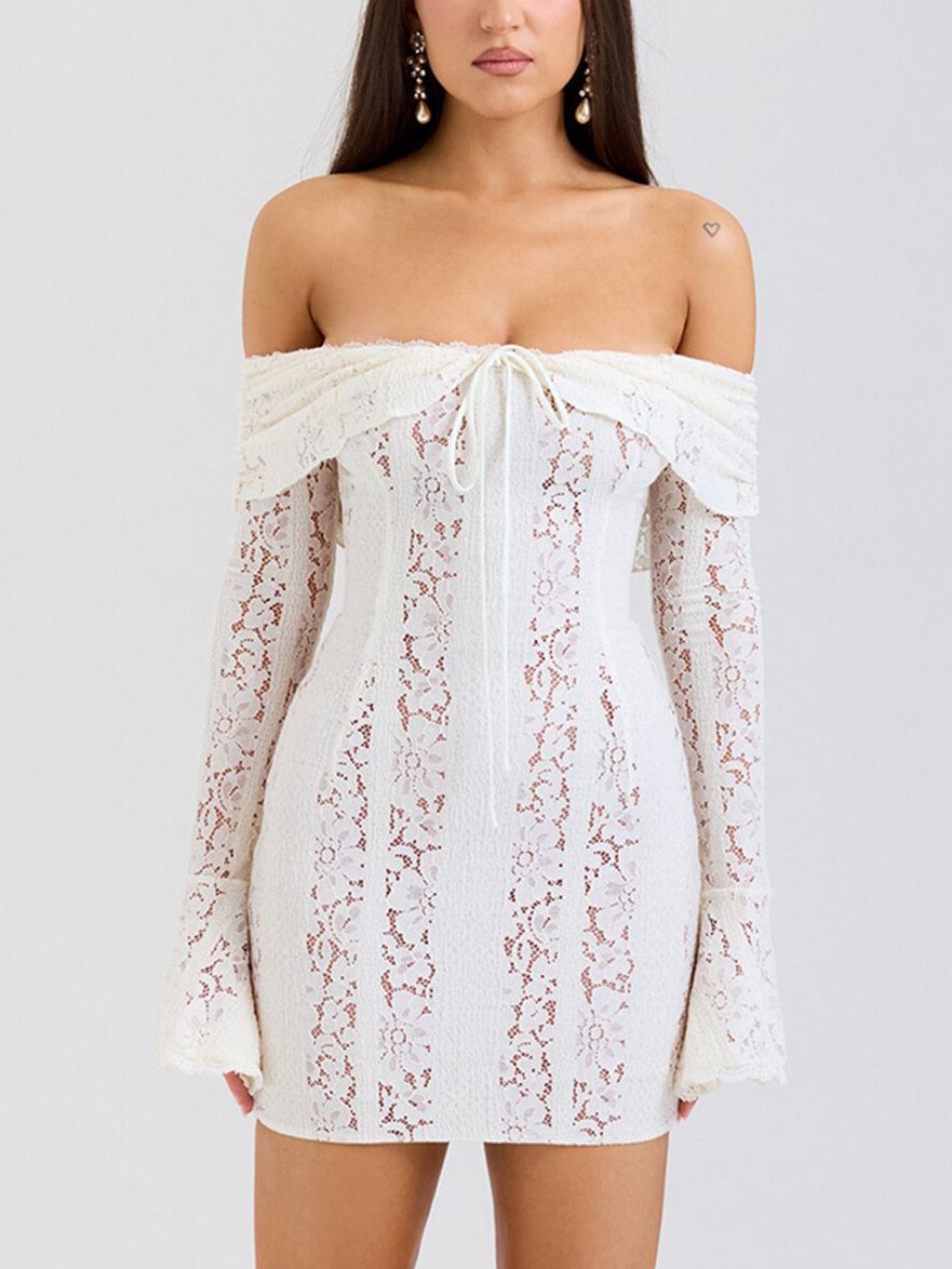 Elegante mini-jurk met één schouder en heupomslag van kant